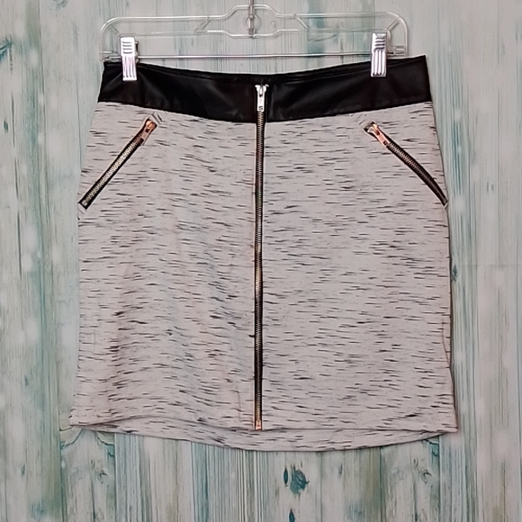 Rock & Republic Dresses & Skirts - Rock & Republic mini skirt space dye off white and black size small